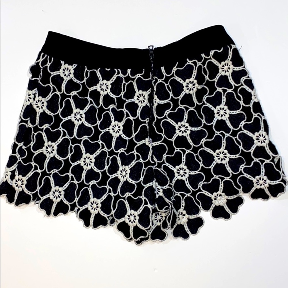 Alice And Olivia Macrame Floral Shorts - Size 0 - Picture 3 of 5